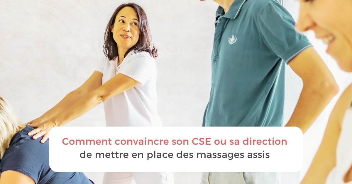 une praticienne en massage assis qui masse et discute avec des salariés
