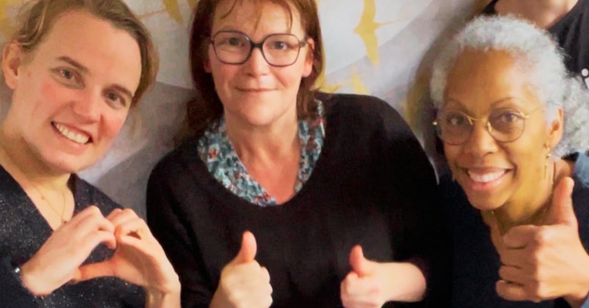 Des stagiaires ravies de leur formation qui font des coeurs avec leurs mains