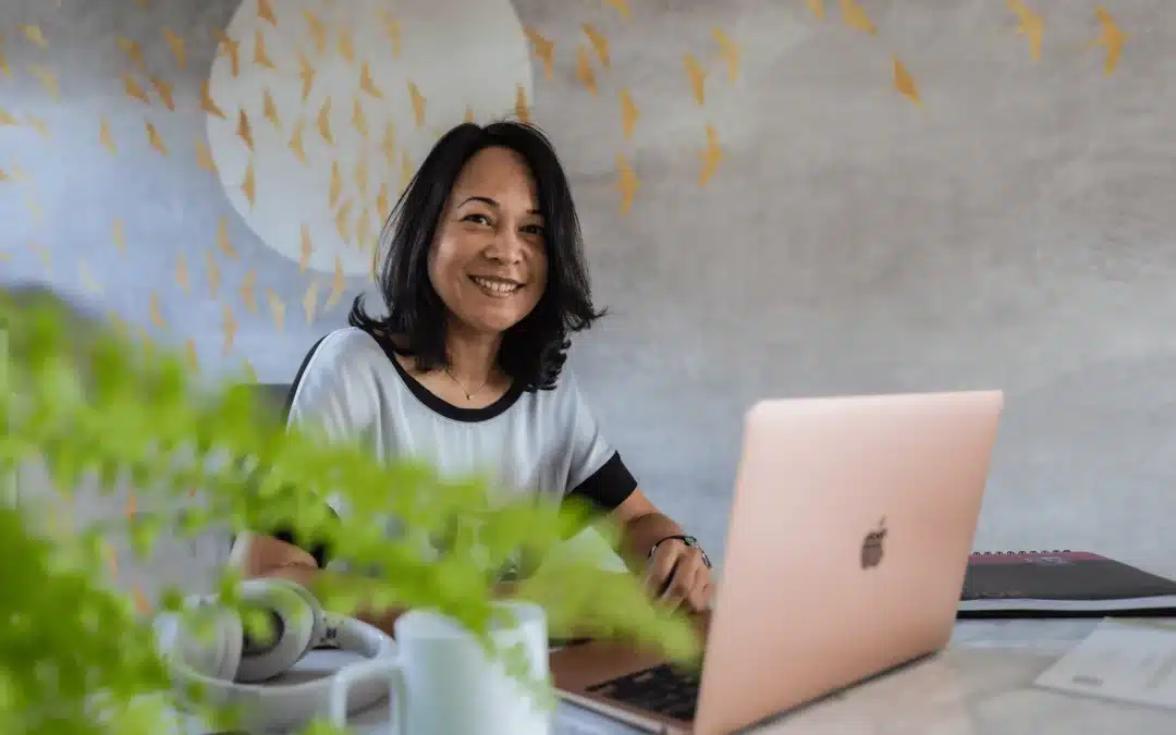 Marie Câm Tú, formatrice en massage assis, à son bureau, à Nantes.